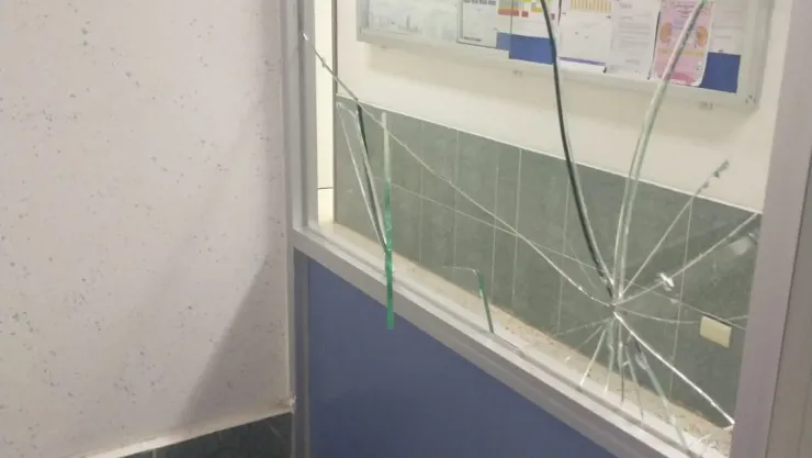 Hombre rompe una ventana y lesiona a un guardia en pleno hospital en Aguascalientes