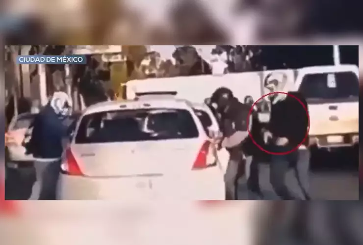 Captan asalto a conductora en CDMX en pleno tráfico cerca de Metro Pantitlán