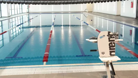 ¡Imagen trágica! Mujer muere durante práctica de natación dentro de un gimnasio; se desvaneció al nadar