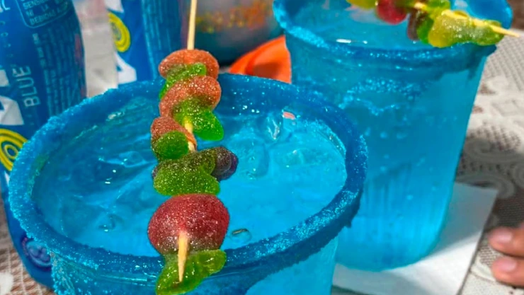 ¿Qué son los “Azulitos” o “Pitufos” bebida alcohólica azul?