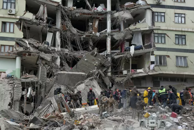 Sismo de 7.8 deja miles de muertos en Turquía y Siria