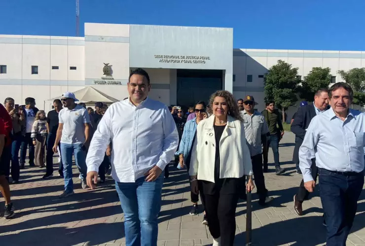 Héctor Melesio Cuén Díaz, Angélica Díaz de Cuén y Héctor Melesio Cuén Ojeda, saliendo de la sede de Justicia Penal tras audiencia