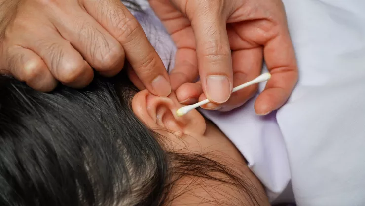 Esto es lo más recomendable para limpiarse los oídos, según Harvard