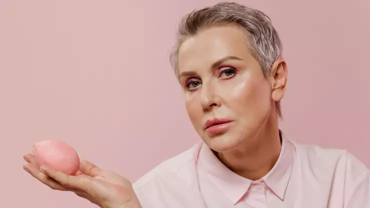 &iquest;Qu&eacute; color de labial hace que las canas luzcan espectacular?