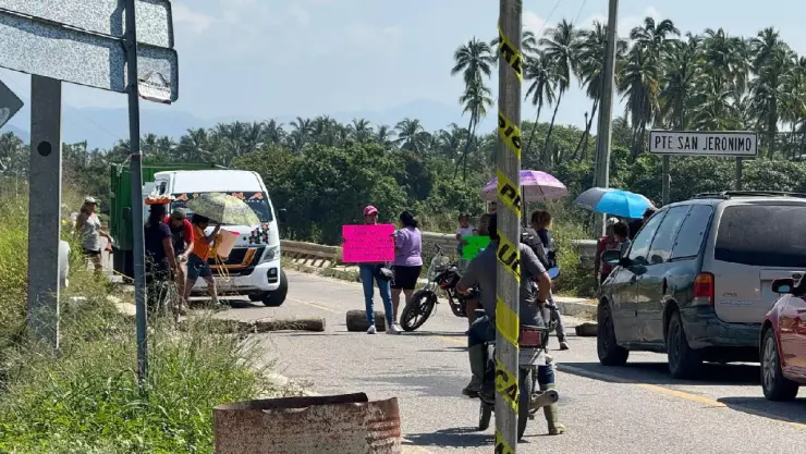 Bloqueo en el puente de San Jerónimo Habitantes de Benito Juárez exigen ser censados y afectan el tránsito.jpg