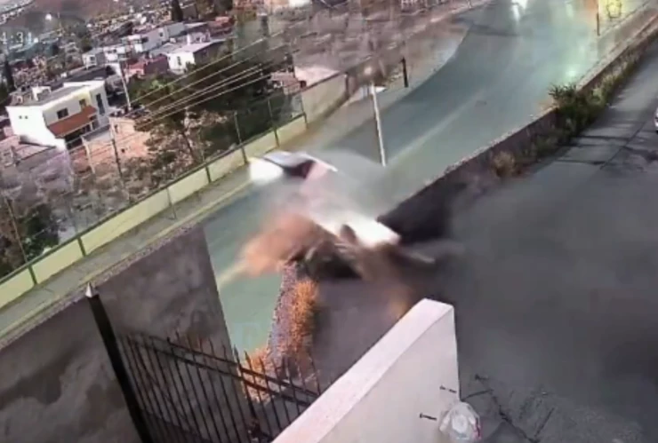 Camioneta cae a un barranco