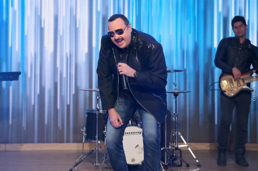 Pepe Aguilar cantando..jpg