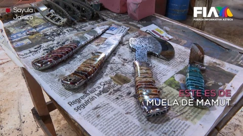 Los cuchillos con muela o colmillo de mamut son los más llamativos de los Cuchillos Ojeda, en Sayula, Jalisco