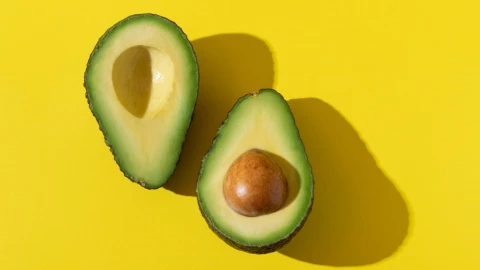 El truco para que el aguacate no se ponga negro y tu guacamole dure m&aacute;s