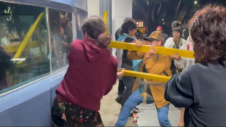 Manifestantes intentan irrumpir en la Fiscalía de la CDMX y se enfrentan con policías