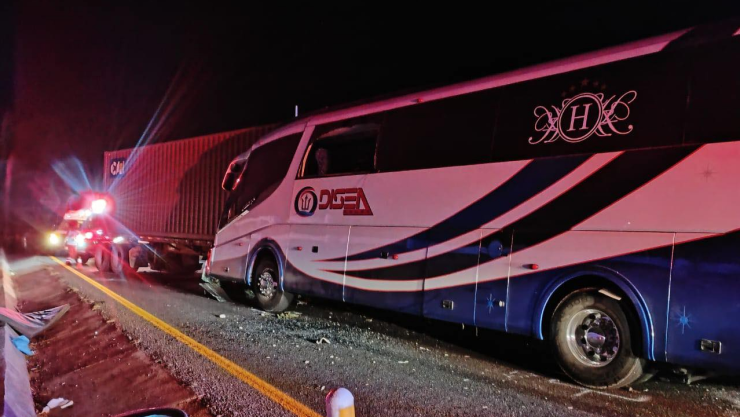 choque-autobus-trailer-lagos-de-moreno-jjalisco-muerto-45-heridos