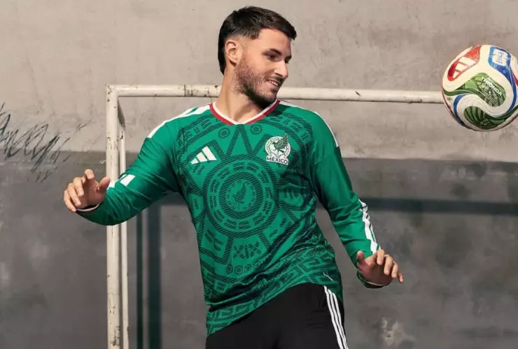 Santi Giménez con la nueva playera de México