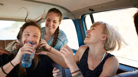 Esta es la multa por traer exceso de pasajeros atrás en el auto