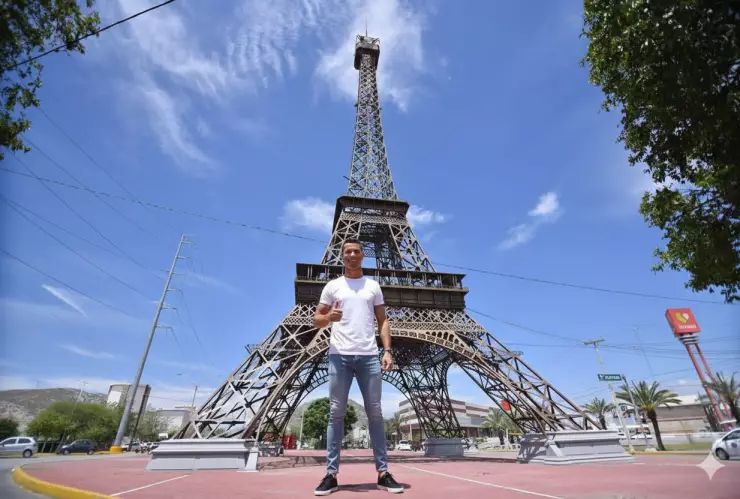 Cristiano Ronaldo en la Torre Eiffel de Gómez Palacio.