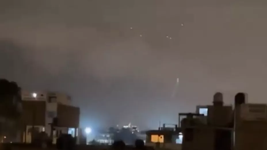 Jaime Maussan muestra presuntos OVNIS en el espacio aéreo militar de Lima, Perú