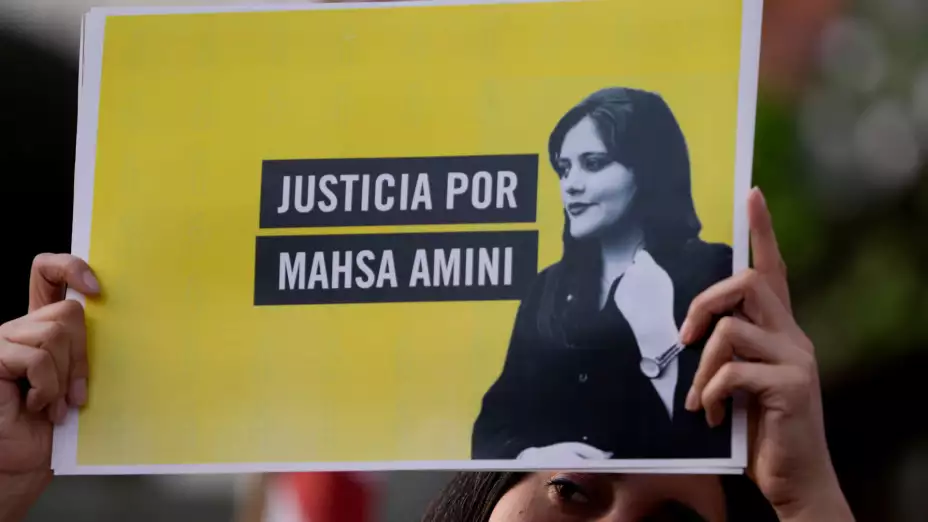 Cartel en apoyo de Mahsa Amini, una iraní que murió bajo custodia policial en Irán.