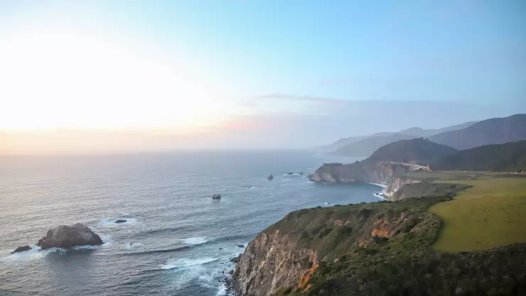 una mañana nublada en el sur de California junto a un hermoso amanecer