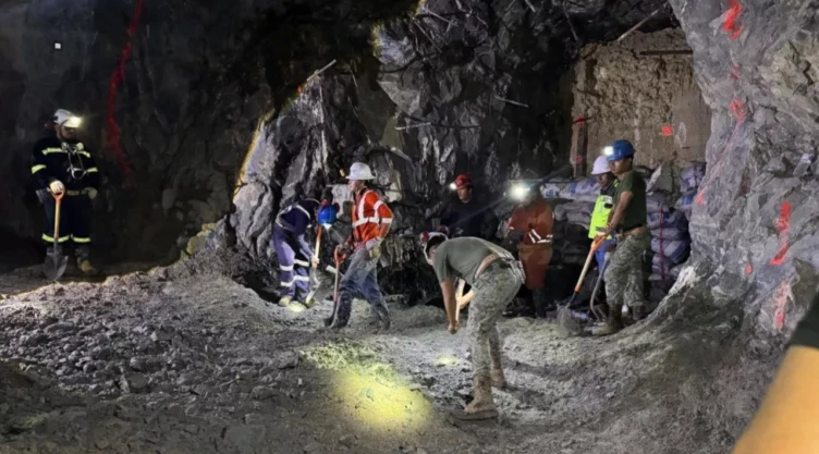 rescatan-vida-a-minero-atrapado-en-mina-santa-fe-en-el-rosario-sinaloa-mas-312-horas