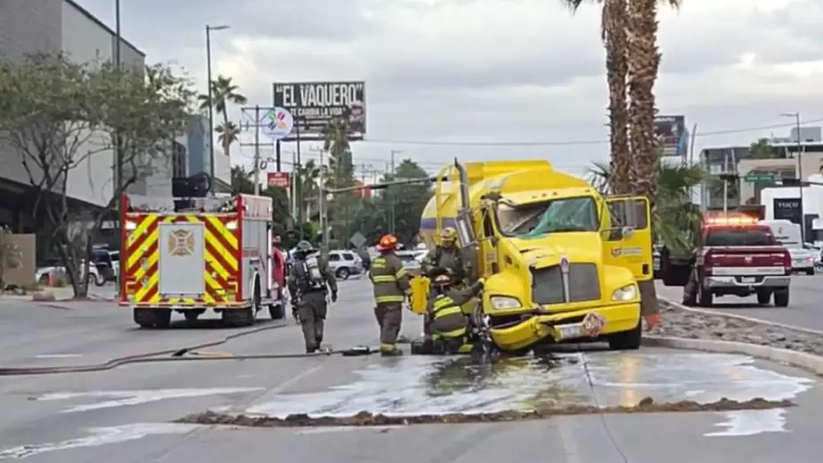 Pipa supuestamente robada chocó contra un poste en Hermosillo Sonora