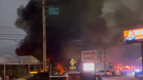 Avión choca contra concesionario de autos en Ohio