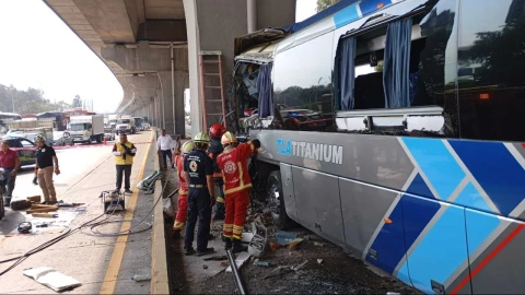 Conductor del autobús que chocó contra pilar de la autopista México-Puebla perdió la vida