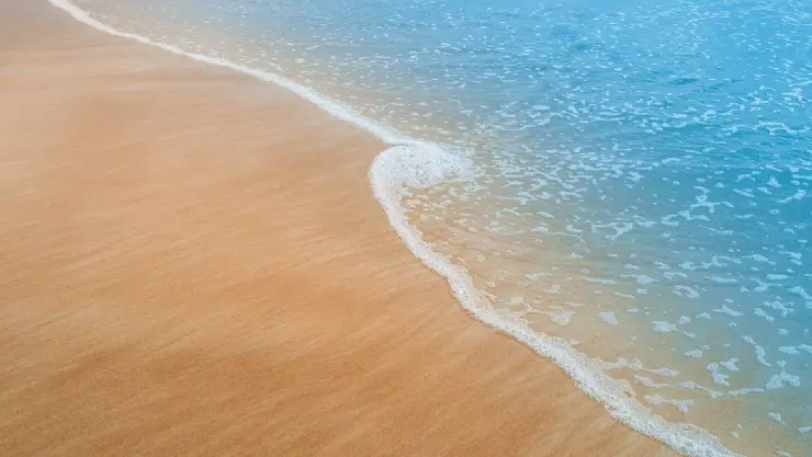 La arena y el agua cristalina de esta hermosa playa