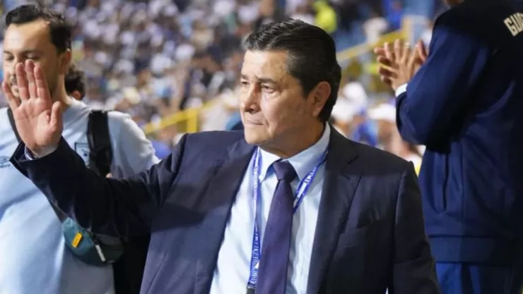 Luis Fernando Tena termina con los rumores y afirma que seguirá siendo técnico de Guatemala