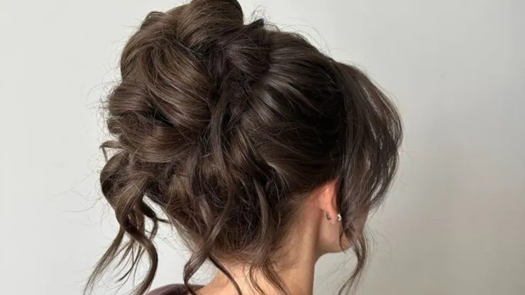 11 ideas de peinados recogidos para pelo corto que se ven elegantes y sencillos: para cualquier día del año.