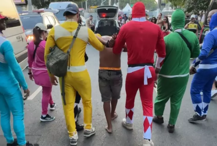 Policías se disfrazan de Power Rangers para detener a ladrones en carnaval de Brasil
