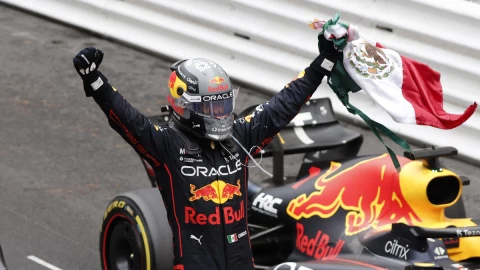 Checo Pérez celebra el triunfo del Gran Premio de Mónaco con la bandera de México