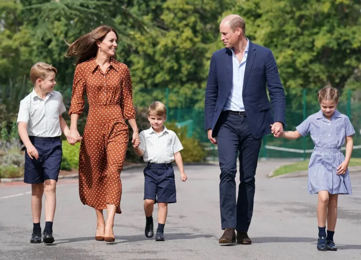 En la realeza británica, una de las etiquetas en los niños en no utilizar pantalones largos hasta los 8 años