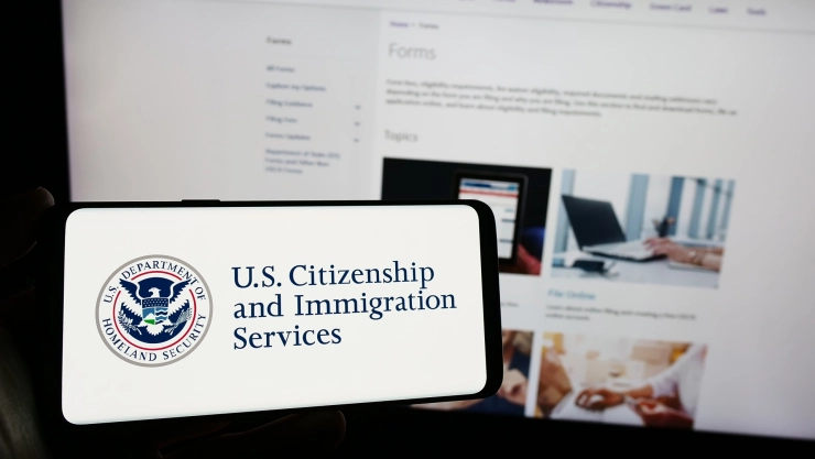 La página oficial del USCIS en un celular.