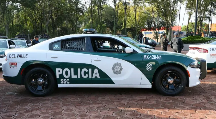 Patrulla de la policía de la SSC en la CDMX: vehículo verde con blanco.