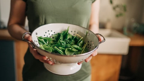 Quiénes no deberían comer espinaca y por qué