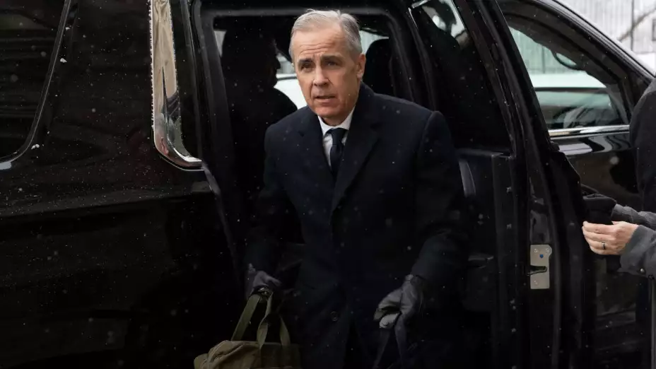 El premier canadiense Mark Carney llega al Parlamento en Ottawa.