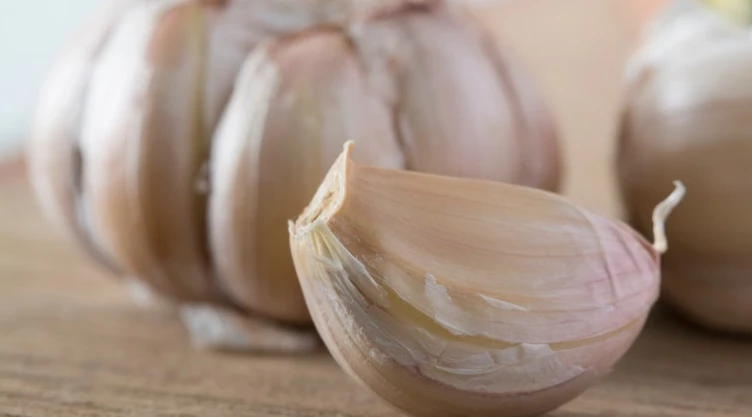 Por qué deberías quemar una cáscara de ajo en tu cocina los días martes