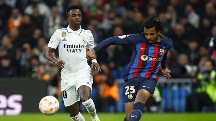 Vinicius Jr y Kounde dispustan el balón en la Copa del Rey Real Madrid vs Barcelona