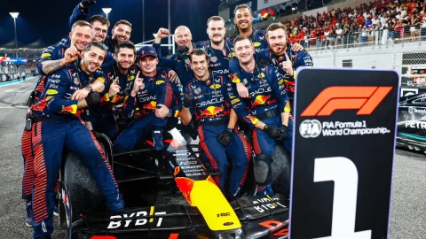 Max Verstappen y el equipo de mec&aacute;nicos de Red Bull