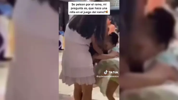 niña pelea por el ramo de novia