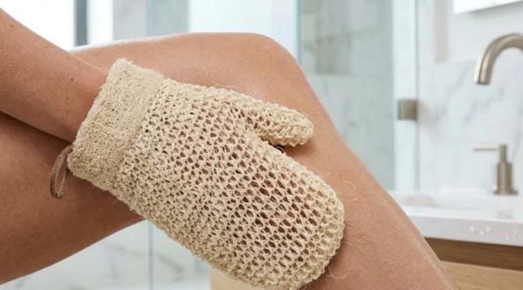 Cómo usar el guante de crin: Rutina de exfoliación corporal