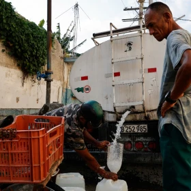 Un hombre llena un recipiente de plástico con agua potable de un camión cisterna mientras la economía estatal cubana se hunde en una profunda crisis después de que la administración del presidente estadounidense Donald Trump endureciera las sanciones y cortara el suministro de petróleo a la nación caribeña, en La Habana, Cuba , el 6 de mayo de 2026.