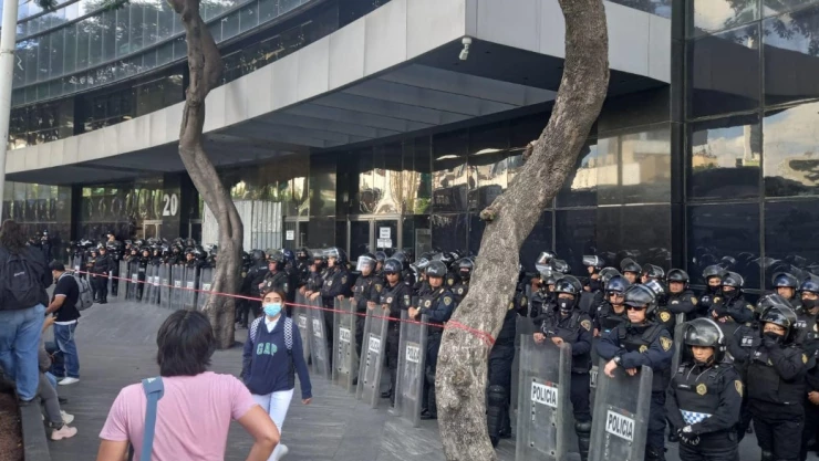 Enfrentamiento en la FGR con normalistas deja tres policías heridos