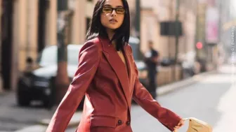 Becky G con traje sastre..jpg