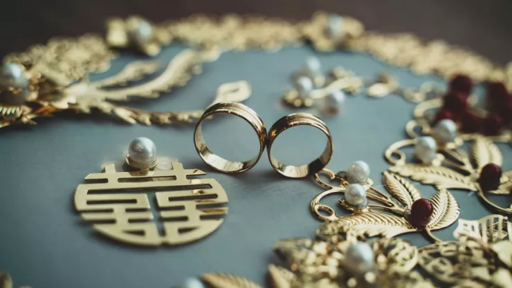 La forma correcta de limpiar las joyas con oro