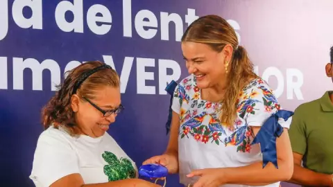 Cecilia Patrón hizo la entrega de lentes a beneficiarios del programa _Ver Mejor