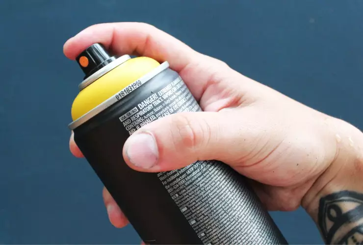 Chroming, la aterradora moda de inhalar desodorante en aerosol.