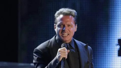 VIDEO Captan a Luis Miguel tomando un vuelo comercial