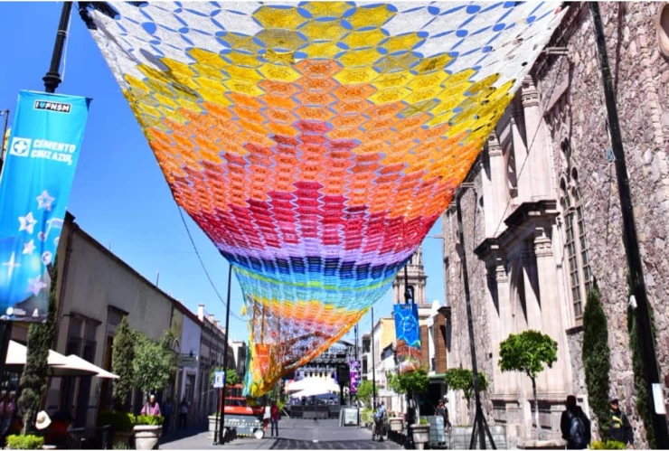 El significado de ‘Cielo Tejido”, la decoración del corredor Carranza para la Feria de San Marcos 2024