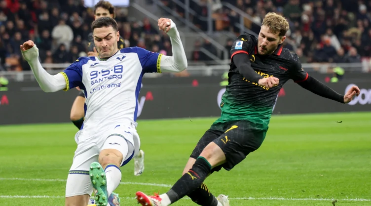 Santiago Gimenez ante Hellas Verona