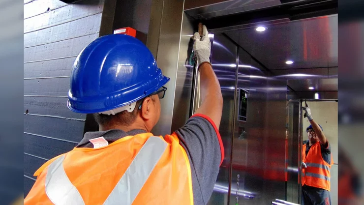 Cae trabajador en elevador del Metro CDMX